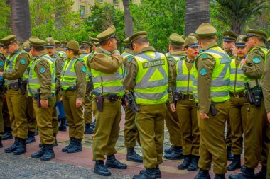 Santiago, Şili - 13 Eylül 2018: Açık kalabalık kalabalık segurity Santiago için kontrol etmek hazır doğrultusunda carabineros olarak adlandırılan polis görünümünü