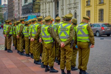 Santiago, Şili - 13 Eylül 2018: Back view segurity la Moneda Sarayı, Santiago Başkan koltuğunda önünde kalabalık kontrol carabineros olarak adlandırılan polis