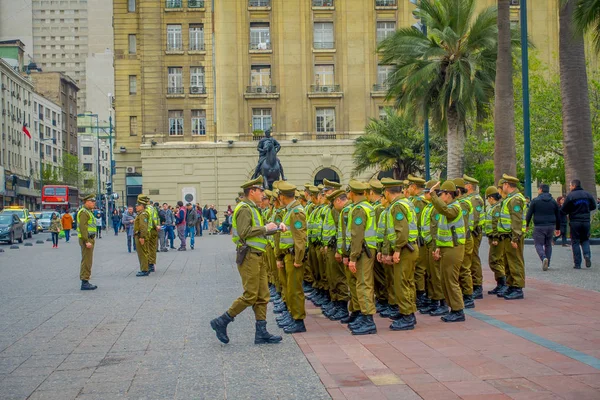 Santiago, Şili - 13 Eylül 2018: Açık kalabalık kalabalık segurity Santiago için kontrol etmek hazır doğrultusunda carabineros olarak adlandırılan polis görünümünü