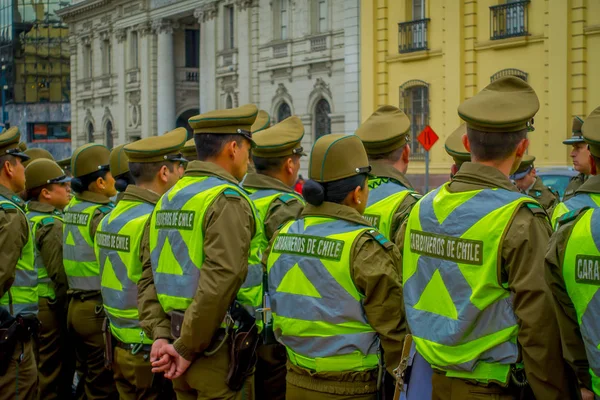 Santiago, Şili - 13 Eylül 2018: Back view segurity la Moneda Sarayı, Santiago Başkan koltuğunda önünde kalabalık kontrol carabineros olarak adlandırılan polis — Stok fotoğraf