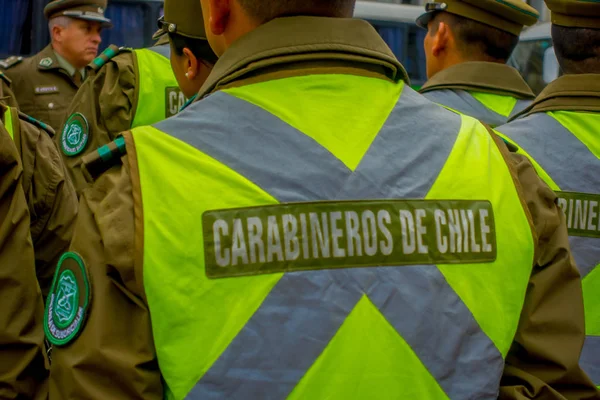 SANTIAGO, CHILE - 13 DE SEPTIEMBRE DE 2018: Retrospectiva de la policía convocada como carabineros revisando a la multitud en busca de seguridad frente al Palacio de la Moneda, sede del presidente en Santiago — Foto de Stock