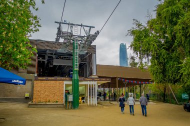 Santiago, Şili - 16 Ekim 2018: Tanımlanamayan insanlara gondol güzel manzarası, Santiago de Chile Las Condes içinde temel yapısıyla girin