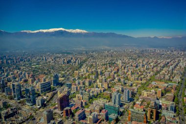 Santiago muhteşem manzarası ile karlı dağda Cerro San Cristobal, Şili'den görüntülendi horizont