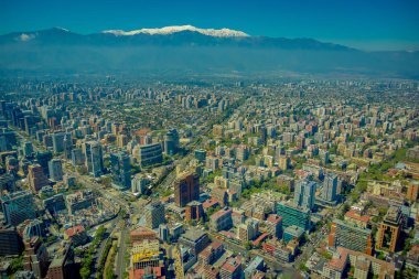 Santiago muhteşem manzarası ile karlı dağda Cerro San Cristobal, Şili'den görüntülendi horizont
