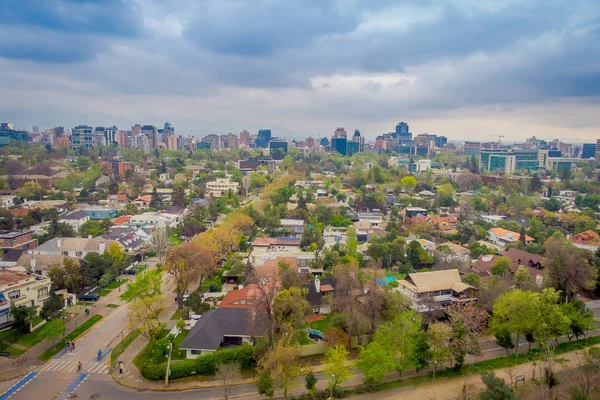 Vista sobre el horizonte de Santiago de Chile a los pies de la Cordillera de los Andes y edificios en el distrito de Providencia — Foto de Stock