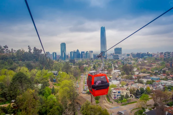 SANTIAGO, CHILE - 16 DE OCTUBRE DE 2018: Teleférico en la colina de San Cristóbal, con vista panorámica de Santiago de Chile — Foto de Stock