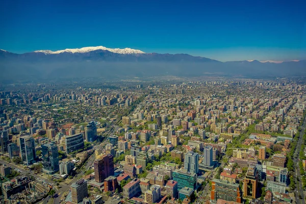 Hermosa vista de Santiago con una montaña nevada en el horizonte visto desde Cerro San Cristóbal, Chile — Foto de Stock