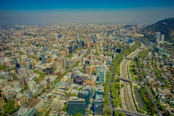 Magnífica vista panorámica al aire libre de Santiago de Chile con un canal de agua, vista desde Cerro San Cristóbal, Chile — Foto de Stock