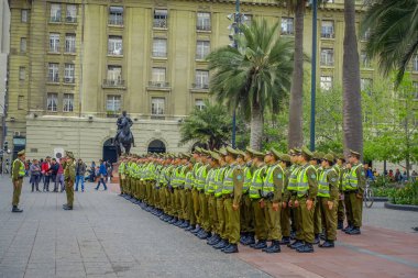 Santiago, Şili - 13 Eylül 2018: Açık kalabalık kalabalık segurity Santiago için kontrol etmek hazır doğrultusunda carabineros olarak adlandırılan polis görünümünü