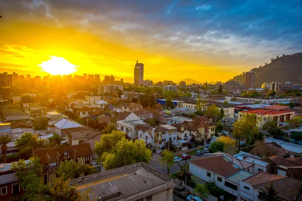 Vista aérea de la capital Santiago de Chile al atardecer, Chile, América del Sur — Foto de Stock