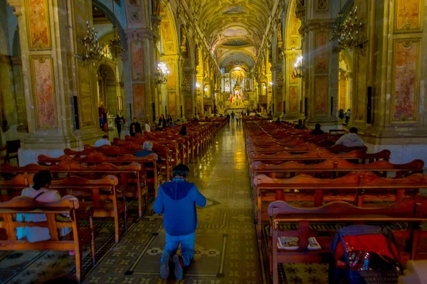 SANTIAGO, CHILE, 09 DE OCTUBRE DE 2018: Personas no identificadas rezando en el interior de la catedral de Santiago de Compostela, el destino final para los peregrinos que recorren el mundialmente famoso camino de Santiago —  Fotos de Stock