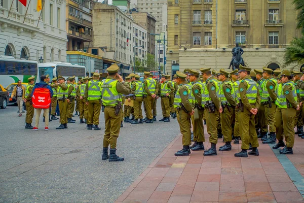 Santiago, Şili - 13 Eylül 2018: Açık kalabalık kalabalık segurity Santiago için kontrol etmek hazır doğrultusunda carabineros olarak adlandırılan polis görünümünü — Stok fotoğraf