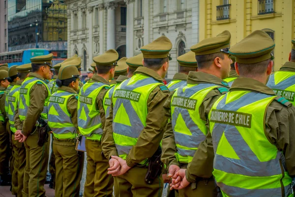 Santiago, Şili - 13 Eylül 2018: Back view segurity la Moneda Sarayı, Santiago Başkan koltuğunda önünde kalabalık kontrol carabineros olarak adlandırılan polis — Stok fotoğraf