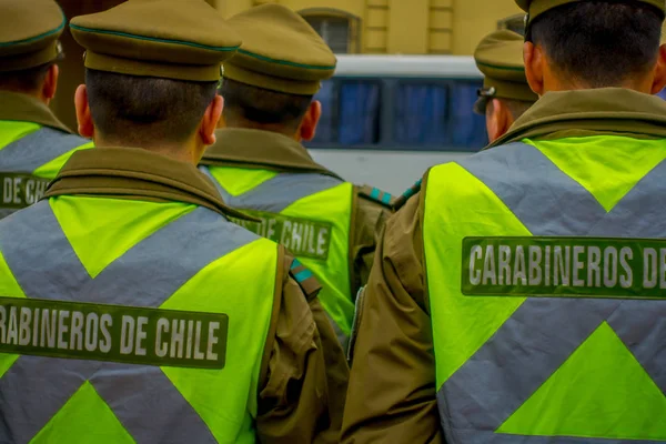 Santiago, Chile - zm. 13 września 2018: Widok z tyłu policji nazywa carabineros sprawdzanie się tłum, segurity przed la Moneda Palace, fotel prezydenta w Santiago — Zdjęcie stockowe