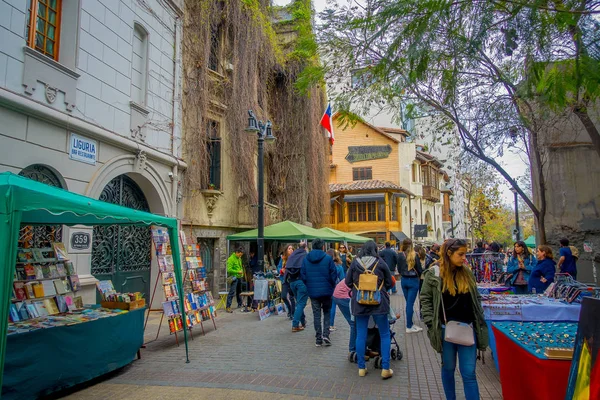 Сантьяго, Чилі - 14 вересня 2018: Туристів ходьба на вулицях міста Сантьяго центр — стокове фото