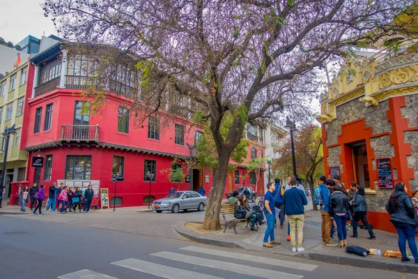 SANTIAGO, CHILE - 14 de septiembre de 2018: Turistas caminando por las calles del centro de la ciudad de Santiago —  Fotos de Stock