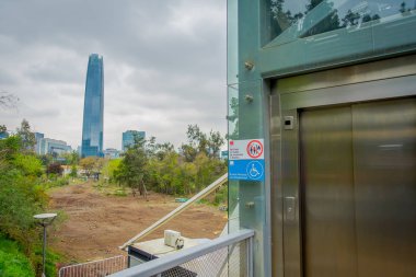 Santiago, Şili - 14 Eylül 2018: Açık görünüm Asansör ile güzel manzarası, Santiago de Chile bölgesindeki horizont mali Las Condes bölgesinde, engelliler için