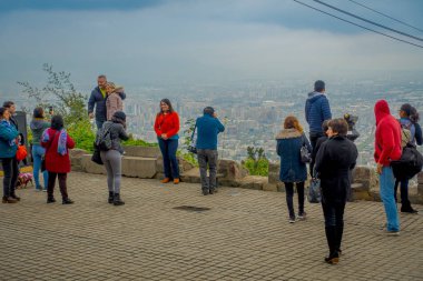 Santiago, Şili - 16 Ekim 2018: Santiago de Chile, Şili Cerro San Cristobal üzerinden muhteşem manzarayı turist Grup