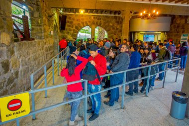 Santiago, Şili - 16 Ekim 2018: üzerinde füniküler, Cerro San Cristobal Santiago de Chile, Chile seyahat için bilet satın almak için insanların satırında