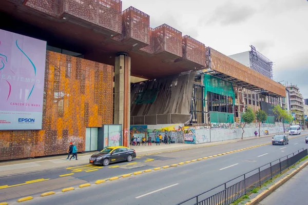 SANTIAGO, CHILE - 16 DE OCTUBRE DE 2018: Vista al aire libre de la construcción de un edificio metálico en honor a Gabriela Mistral en Santiago de Chile, el poeta ganó el Premio Nobel de Literatura en 1945 — Foto de Stock