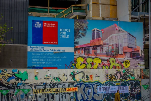 Santiago, chile - 16. Oktober 2018: infromative Zeichen des Gebäudes zu Ehren von Gabriela Mistral in santiago, chile, der Dichter gewann 1945 den Nobelpreis für Literatur — Stockfoto
