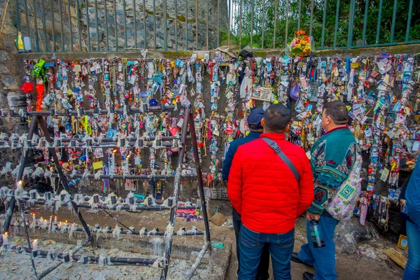 SANTIAGO, CHILE - OUTUBRO 16, 2018: Pópolis não identificada dando um muro com mensagem aos mortos e comemorando uma celebração — Fotografia de Stock