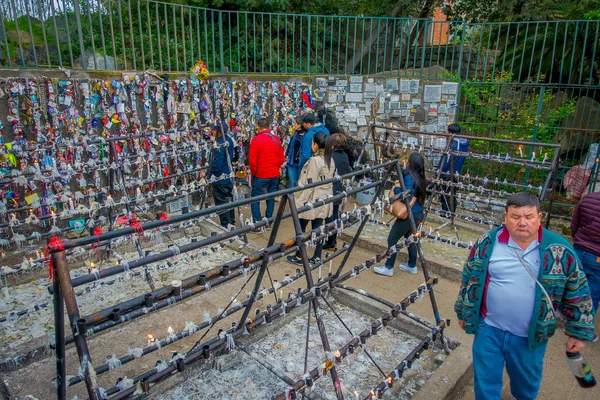 Santiago, Chili - oktober 16, 2018: Unidentified p ople geven een muur met bericht aan de doden en de conmemorating een feest — Stockfoto