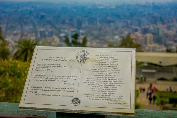 Santiago, Chile - zm. 16 października 2018: Znak informacyjny opis statua Matki Boskiej na szczycie wzgórza San Cristobal — Zdjęcie stockowe