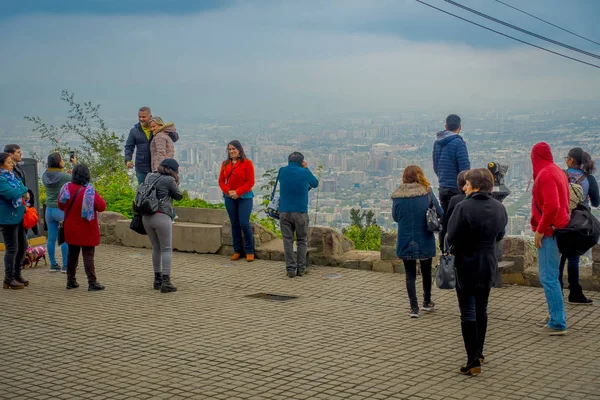 SANTIAGO, CHILE - 16 DE OCTUBRE DE 2018: Grupo de turistas disfrutando de la hermosa vista desde el Cerro San Cristóbal en Santiago de Chile, Chile — Foto de Stock