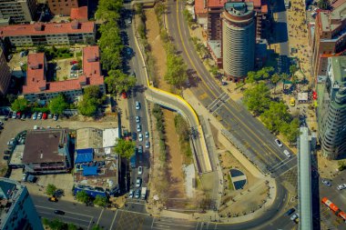 Santiago, Şili'deki San Cristobal Tepesi'nden görünümünün üzerinde. Ufuk uzanan belgili tanımlık Andes dağ