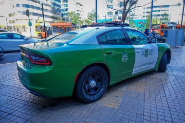 Santiago, Şili - 16 Ekim 2018: Açık yeşil polis carabineros araba görünümünü şehir sokakta park edilmiş