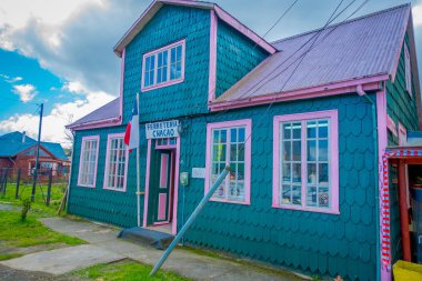 Chiloe, Şili - Eylül, 27, 2018: Şili anakara Chacao açık güzel ahşap binalar