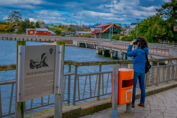 Chiloe, Şili - Eylül, 27, 2018: Kimliği belirsiz kadının Chacao, Chiloe - Şili bulunan modern bir sarhoş iskele resimleri alarak açık görünüm — Stok fotoğraf