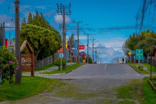 CHILOE, CILE - 27 SETTEMBRE 2018: Veduta esterna delle strade e di alcune case in legno a Chacao nel continente cileno — Foto Stock