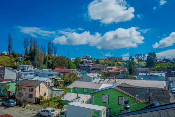 CHILOE, CILE - SETTEMBRE, 27, 2018: Sopra vista di alcune auto parcheggiate nella strada di fronte allo splendido porto di Chonchi nell'isola di Chiloe circostante di belle case in legno in Cile — Foto Stock