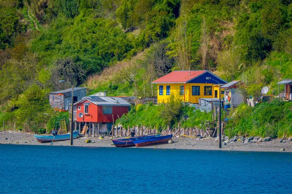 チロエ島のチリのいくつかの木造住宅に近い湖の境界線のいくつかのボートのチロエ チリ - 2018 年 9 月 27 日: 屋外の眺め — ストック写真