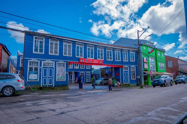 CHILOE, CHILE - 27 DE SEPTIEMBRE DE 2018: Vista al aire libre del edificio de madera azul en la isla de Chiloé en un hermoso cielo azul en Chile —  Fotos de Stock