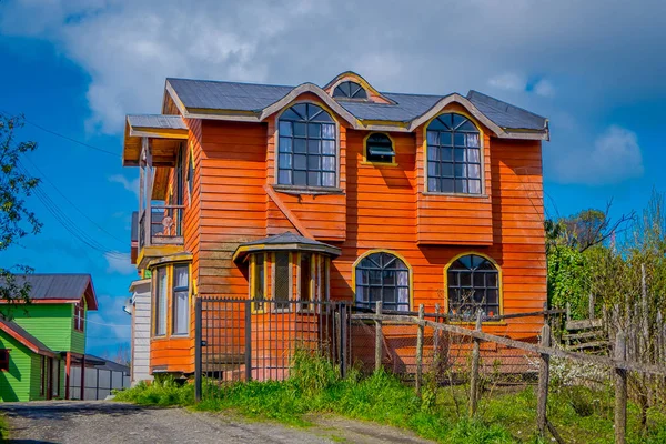 나무 오렌지 칠레에 화려한 푸른 하늘에서 Chiloe 섬에 건물의 야외 보기 — 스톡 사진