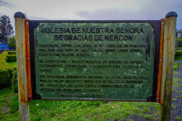 CHILOE, CHILE - SETEMBRO, 27, 2018: Close up of informative sign of detail information about the historic church of Nercon, catholic temple, recognized as a World Heritage Site by Unesco — Fotografia de Stock