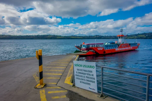 CHILOE, CHILE - SEPTEMBER, 27, 2018: Outdoor view of small red ferry with some cars boarding in the chonchi harbour in Chiloe island Chile — Stock Photo, Image