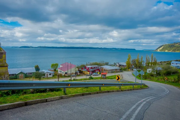 Chiloe, Chile - szeptember, 27, 2018: Szabadtéri gyönyörű kilátás nyílik a pier előtt található Chiloe-sziget, Dél-Chile hatalmas tó faház épületek — Stock Fotó