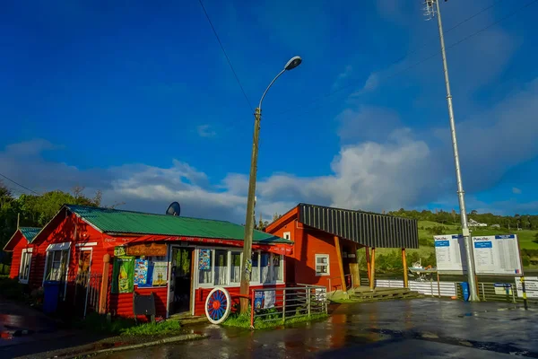 CHILOE, CILE - 27 SETTEMBRE 2018: Vista esterna del ristorante mercato del legno rosso situato nella città di Lemuy situato sull'isola di Chiloe, a sud del Cile — Foto Stock