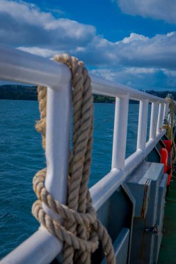 Bir ip Chiloe Lemuy Adası feribot içinde bir fenc içinde slective odak yakın çekim