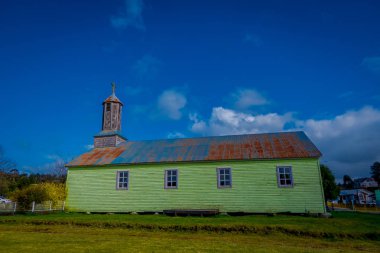 Ahşap kilise Detif muhteşem mavi gökyüzü ile güzel açık görünümü