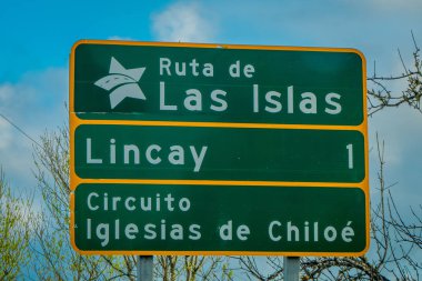 Chiloe, Şili - Eylül, 27, 2018: Ruta de Las Islas Chiloe adada açık metalik bilgilendirici işareti