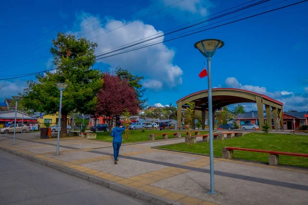 Chiloe, chile - 27. September 2018: Blick auf eine riesige Holzkonstruktion in einem Park auf der Insel lemuy mit herrlich blauem Himmel — Stockfoto