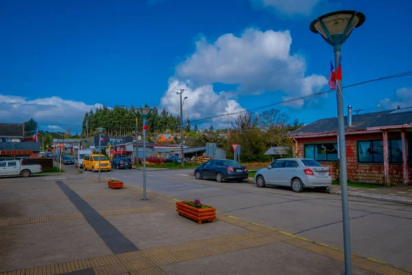 CHILOE, CHILE - 27 СЕНТЯБРЯ 2018 г.: вид на улицу автомобилей, припаркованных перед парком, расположенным в городе Лемуй с великолепным голубым небом — стоковое фото