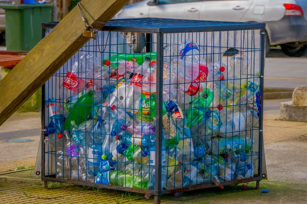 Chiloe, Chile - 27 września 2018 r.: Widok zewnątrz metalowe pudełko z niektórych tworzyw sztucznych botlles wewnątrz, pojęcie recyklingu, ekologiczne przyjazne miasto znajduje się na wyspie Lemuy — Zdjęcie stockowe