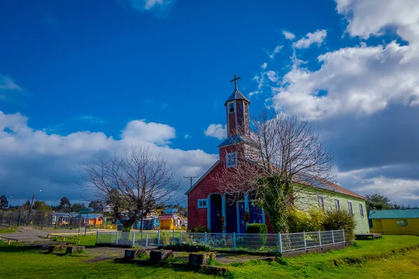 Hermosa vista al aire libre de la iglesia de madera de Detif con hermoso cielo azul —  Fotos de Stock