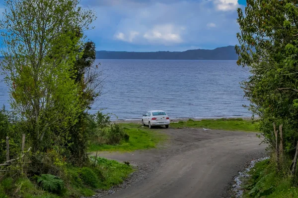 Chiloe 지역, 칠레에서에서 호수 앞 호숫가에 작은 흰색 자동차의 Chiloe, 칠레-9 월 27, 2018: 야외 보기 — 스톡 사진